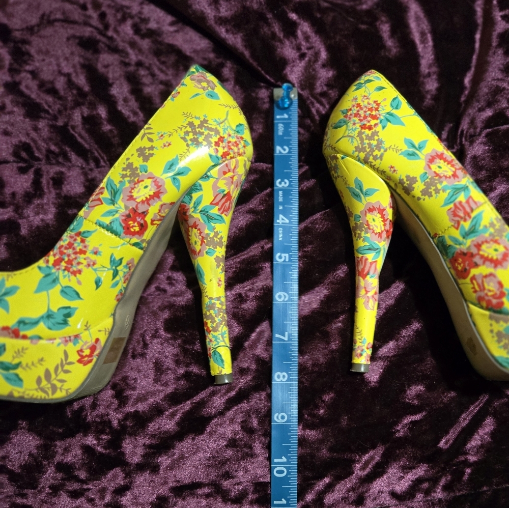 Breckelles Vibrant Floral Yellow Heels - Picture 3 of 6